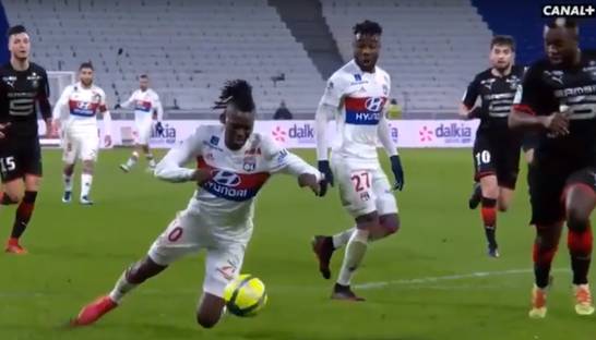 Игрок Лиона сбил партнера по команде, который собирался пробивать по воротам