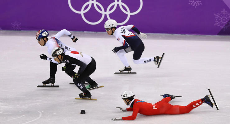 Конькобежец из КНДР подскользнулся во время забега и решил потянуть за собой соперника