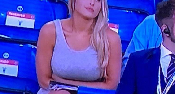 Девушка на трибунах с большой грудью стала звездой матча Англии
