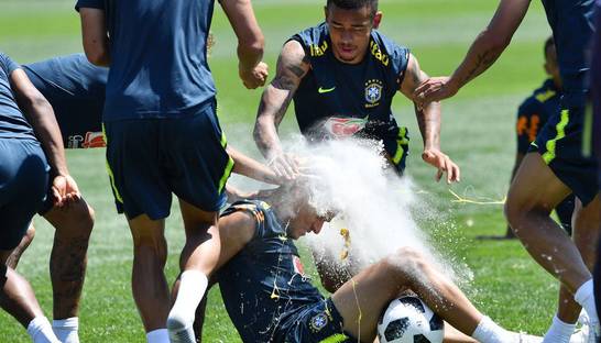 Игроки сборной Бразилии приготовили праздничный торт для Коутиньо прямо у него на голове