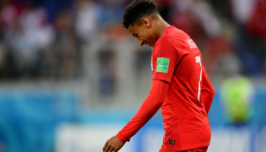 Игроки сборной Англии устроили гонки в бассейне, оседлав единорогов