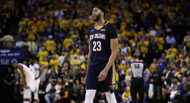 Дэвис бросил вызов фанатам, забросив мяч от своего кольца