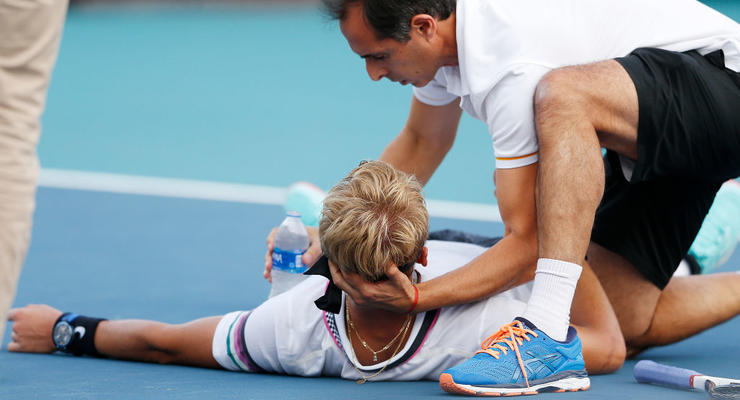 Во время матча в Майами испанский теннисист из-за судороги упал на корт и не смог встать