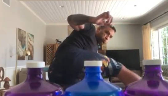 Вердум поднял челлендж на новый уровень, открыв три бутылки одним ударом ногой