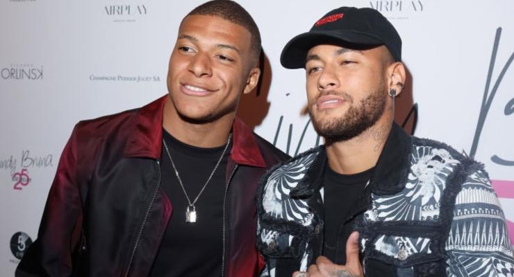 Неймар и Мбаппе спели в самолете после победы над Бордо