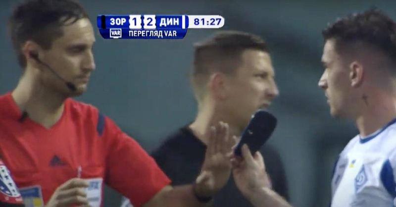 Игроки Динамо на руках унесли Сидорчука с поля после жесткого фола