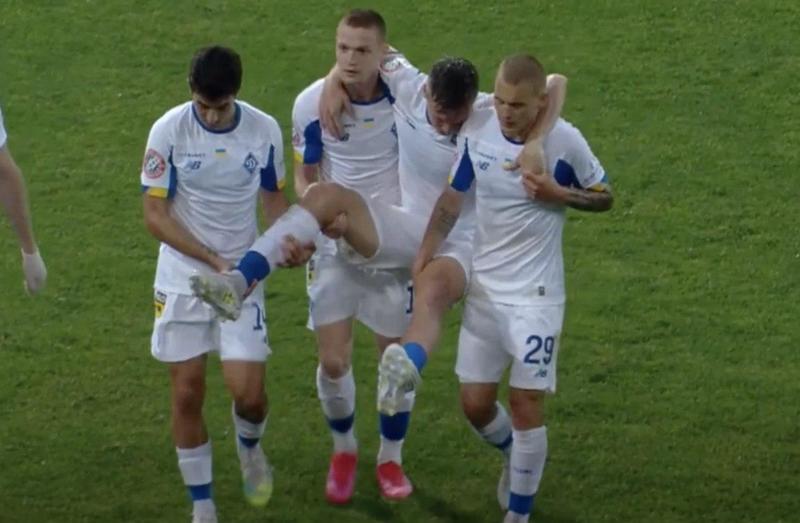 Игроки Динамо на руках унесли Сидорчука с поля после жесткого фола