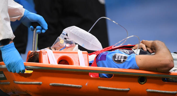 Защитника Манчестер Сити, получившего травму в матче с Арсеналом, выписали из больницы