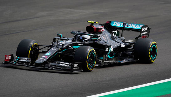 Боттас обошел Хэмилтона и завоевал поул на Гран-при 70-летия Формулы-1