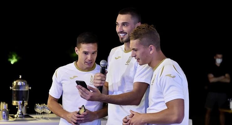 Новички сборной Украины спели на своем посвящении