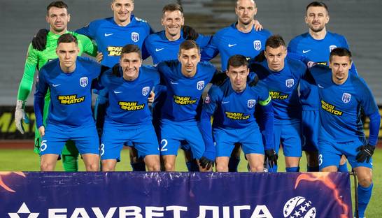 В Чернигове люди с символикой Десны забросили в мусорный бак директора стадиона