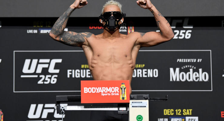 Фергюсон проиграл Оливейре единогласным решением судей на UFC 256