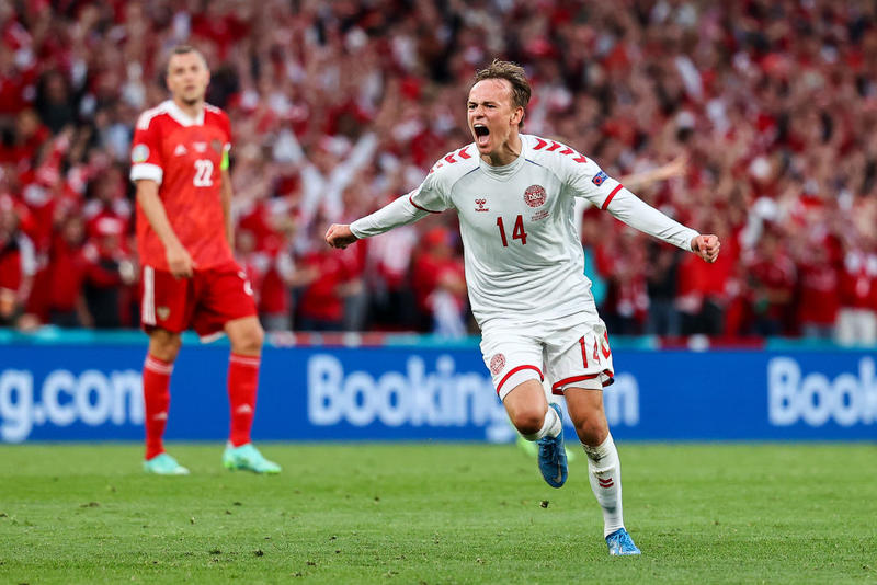 Россия покинула Евро-2020 после крупного поражения от Дании / Getty Images