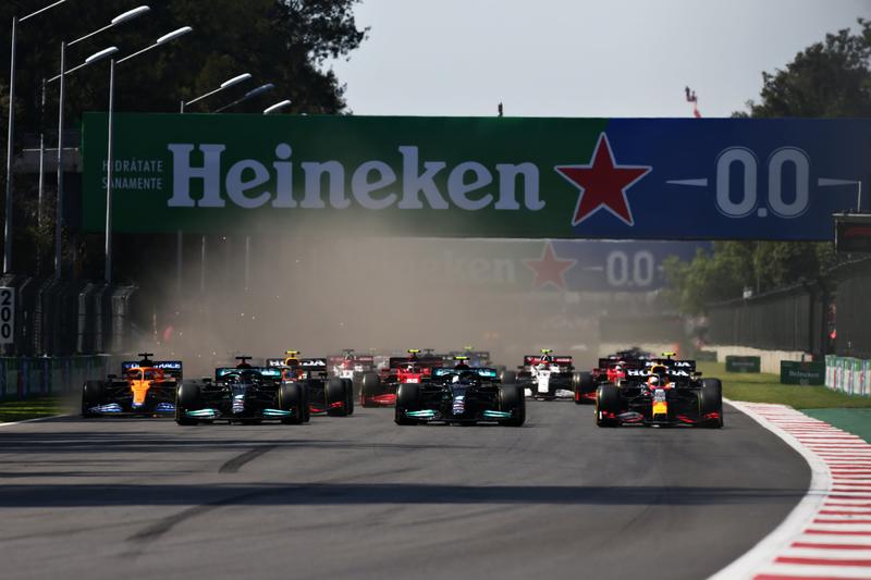 Гран-при Мексики: Ферстаппен выиграл гонку в первом повороте