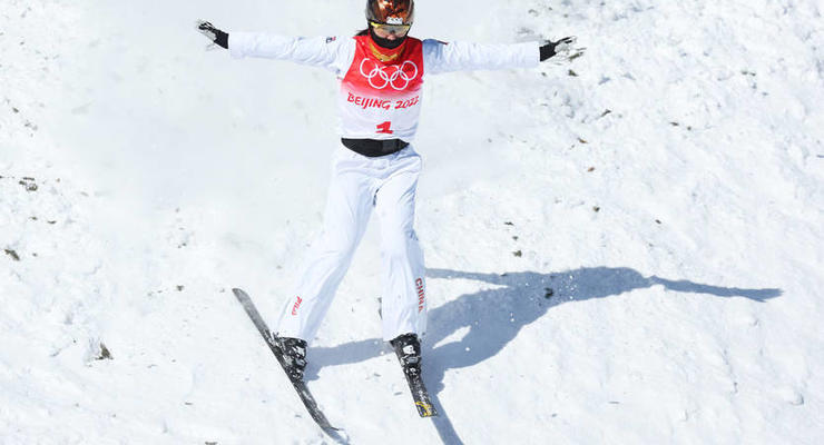 Лыжная акробатика: Китайская спортсменка завоевала золото в драматичной развязке