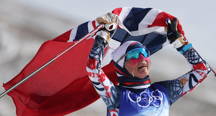 Норвежская лыжница Йохауг завоевала третье золото в Пекине