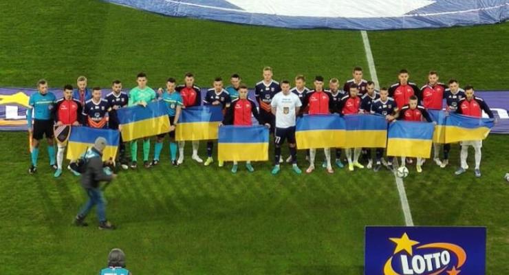 Краковия вышла с флагами Украины  на матч против Термалики