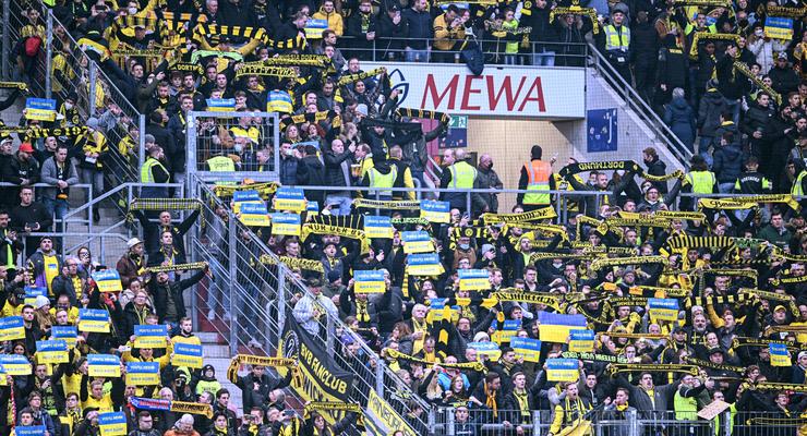 Футболисты Боруссии Дортмунд и Майнца провели акцию в поддержку Украины