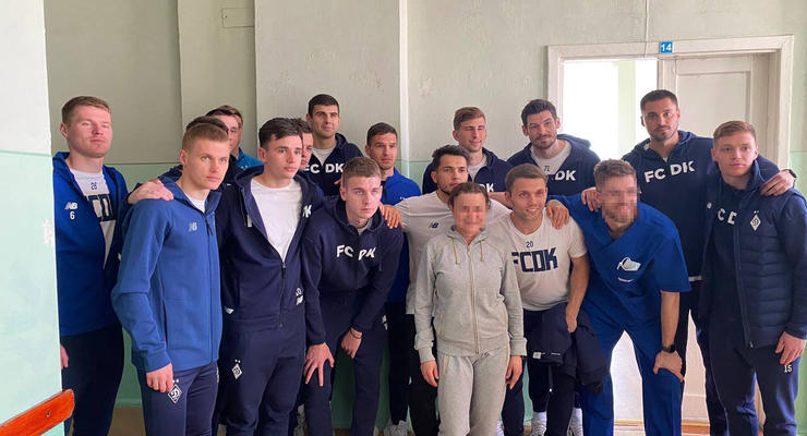 Футболисты Динамо проведали раненых бойцов ВСУ