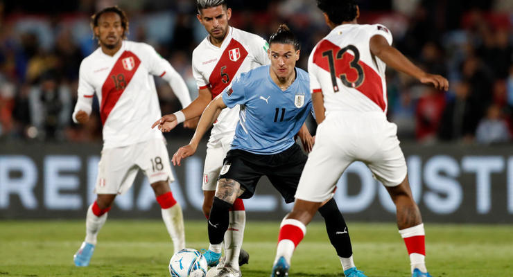 Скандал дня: Вратарь Уругвая зашел с мячом в ворота в матче с Перу, но арбитр не засчитал гол