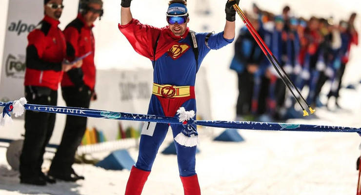 В костюме супермена: итальянский биатлонист экстравагантно провел последнюю гонку в карьере