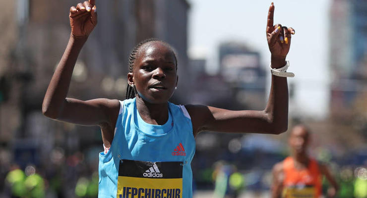 Кенийская бегунья установила уникальное достижение, выиграв Бостонский марафон