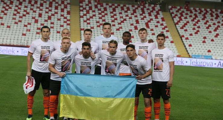 Шахтер вышел на матч против Антальяспора в футболках с напоминанием о смерти 215 украинских детей