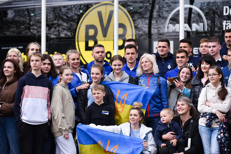 Игроки Динамо встретились с украинскими беженцами в Дортмунде / ФК Динамо Киев