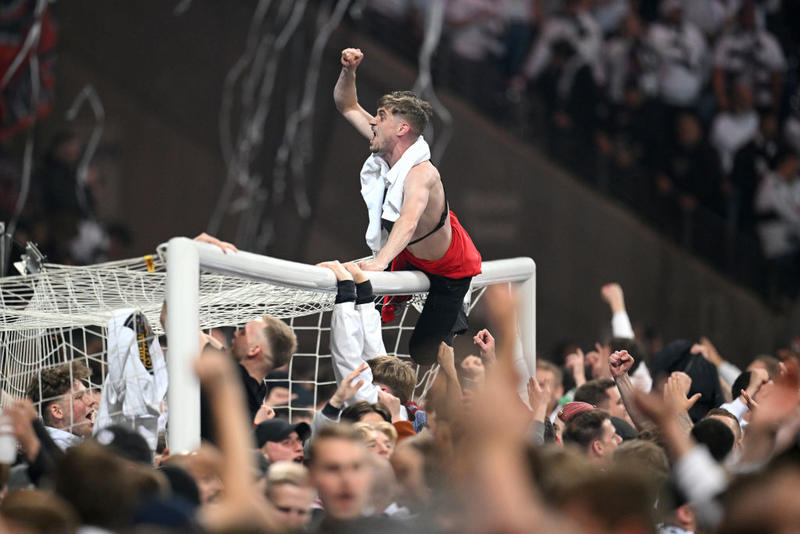 Фанаты Айнтрахта ярко отпраздновали выход команды в финал Лиги Европы, массово выбежав на поле / Getty Images