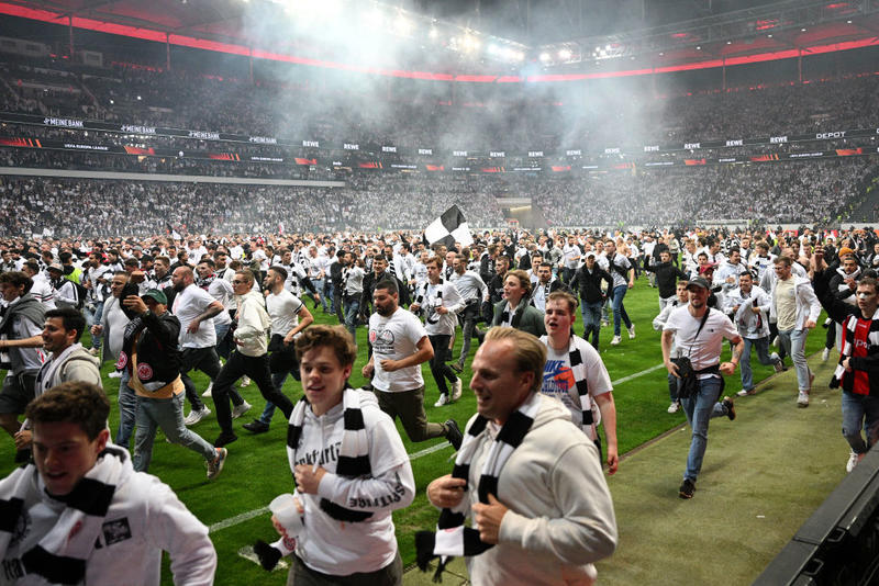 Фанаты Айнтрахта ярко отпраздновали выход команды в финал Лиги Европы, массово выбежав на поле / Getty Images