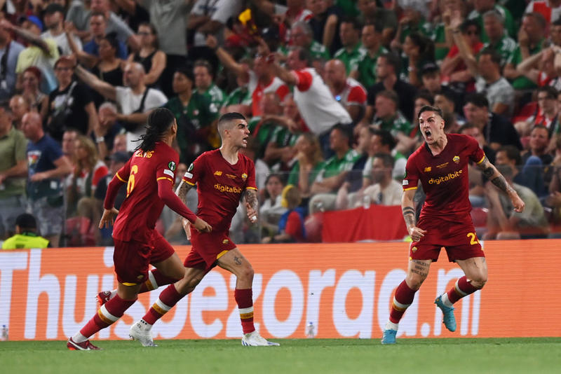 Рома минимально обыграла Фейеноорд в финале Лиги конференций / Getty Images