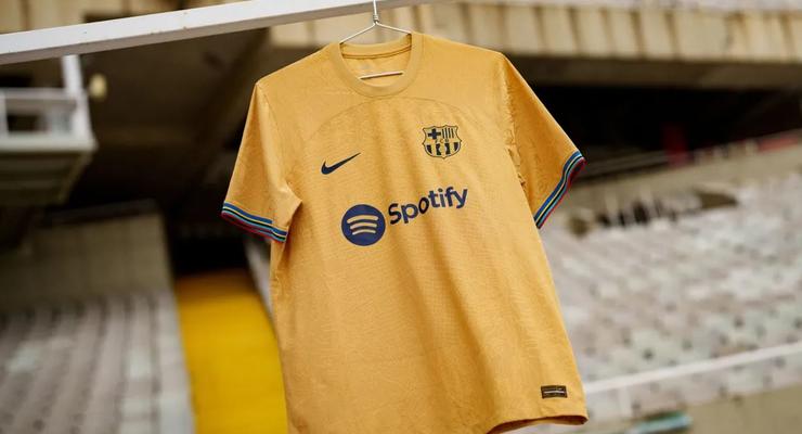 Барселона презентовала новую выездную форму золотого цвета