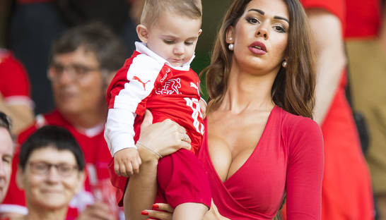 Жена полузащитника Швейцарии появилась на матче с Польшей в глубоком декольте