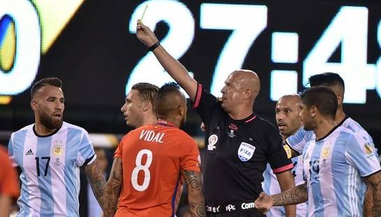 Арбитр, судивший финал Копа Америка, развлекся с двумя проституками