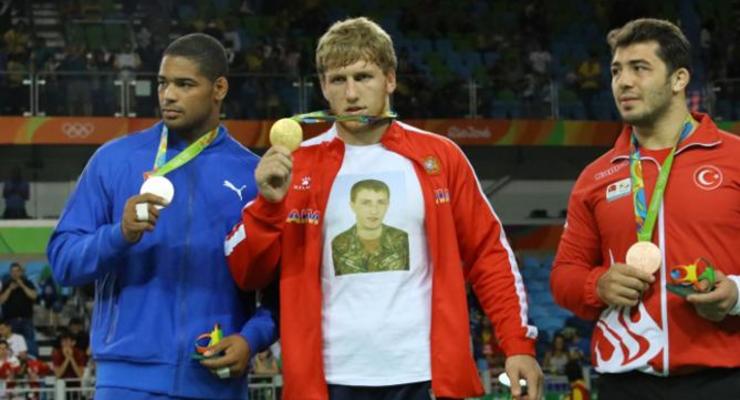 Армянский борец на вручение медали вышел в футболке с фото погибшего солдата