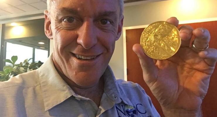 Семилетняя девочка нашла золотую медаль Олимпиады в мусоре