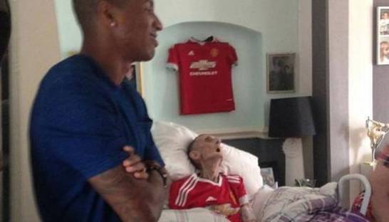 Футболисты МЮ посетили своего многолетнего фаната перед его смертью