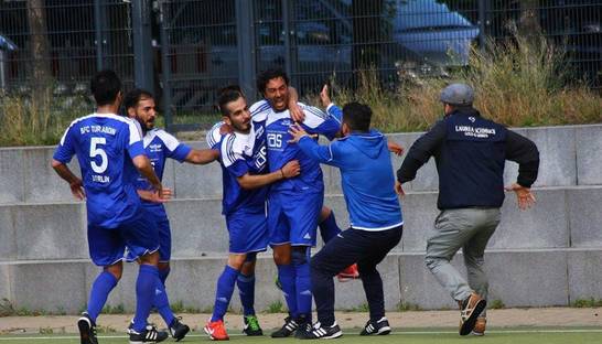 Немецкий игрок эффектно добил мяч после своего же удара в перекладину