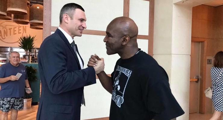 Виталий Кличко встретился с Холифилдом на конгрессе WBC