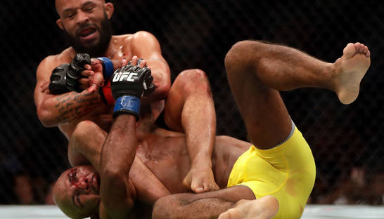 Джонсон в десятый раз защитил свой чемпионский титул