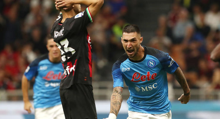 Милан потерпел от Наполи первое поражение в чемпионате