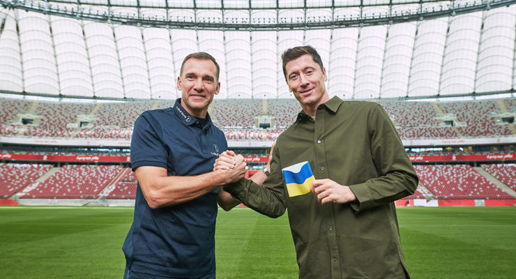 Шевченко подарил Левандовски сине-желтую капитанскую повязку, в которой поляк сыграет на ЧМ-2022