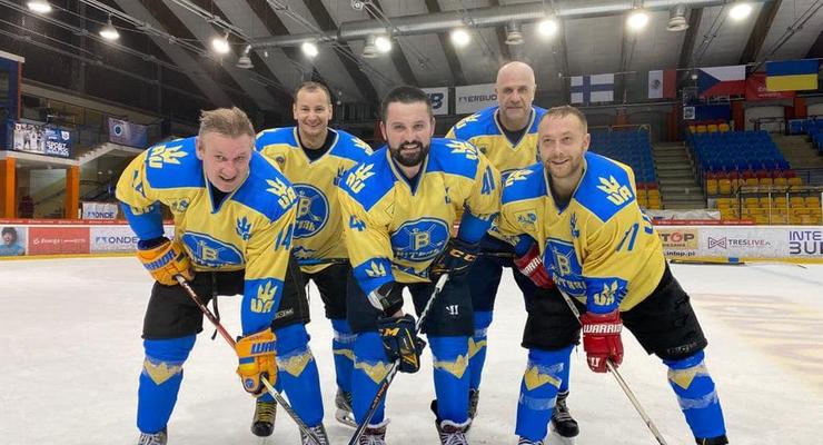 Українська хокейна команда організувала благодійну акцію "Хокейний Байрактар"