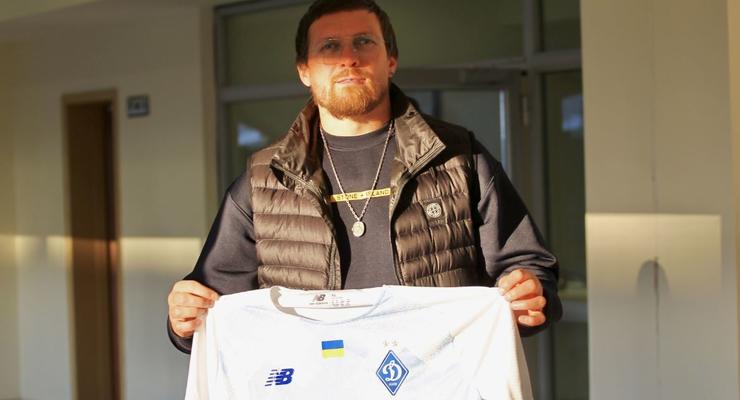 С детства за Динамо: Усик посетил матч киевлян и получил в подарок футболку