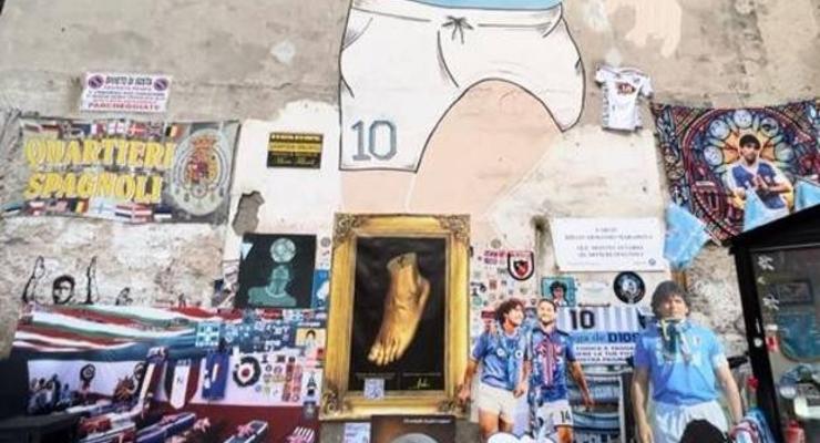В Неаполе украли картину с ногой Марадоны
