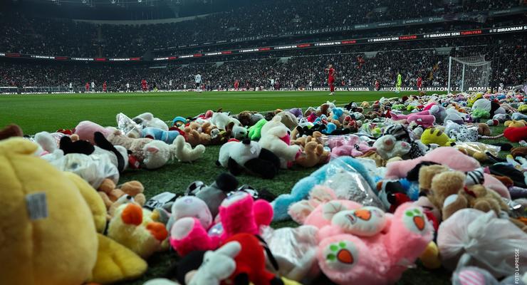 Фанаты Бешикташа забросали поле тысячами мягких игрушек