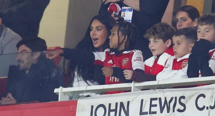 Лондон - красный: Ким Кардашья удивила фанатов, придя на матч Арсенала в Лиге Европы