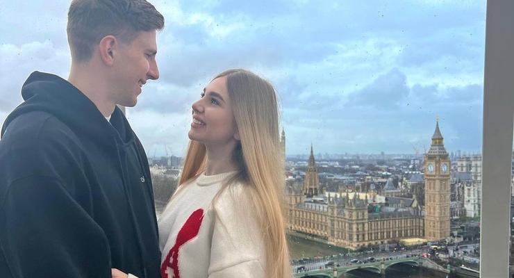 Защитник сборной Украины совершил милую прогулку с возлюбленной в Лондоне