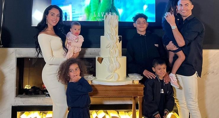 Большой торт и много сладостей: Роналду с возлюбленной ярко поздравили детей с днем рождения