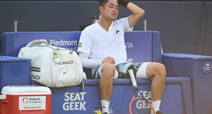 Китайский теннисист потерял сознание во время матча на турнире в Вашингтоне